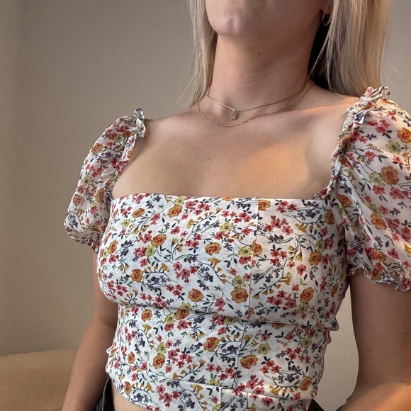 Flynn Skye Tops - 🌸LOWEST PRICE🌸Flynn Skye Floral Crop top